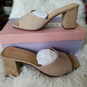 9W. NWT. Lisa Vicky Vital Tan Block Heel Sandals